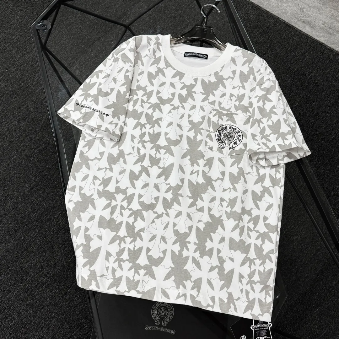 P180 Chrome Hearts 25 high-end versions. The fabric is made of 300 grams of high-density pure cotton. It does not deform or shrink. It has three labels. It is the same style for men and women. Technology: all-over printing + digital printing. Color: white, black. SIZE: S-XL.